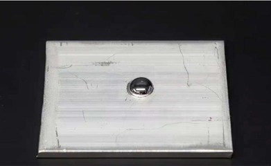 為什么一滴水銀就能摧毀飛機(jī)?將水銀滴在鋁板上,畫面太壯觀了